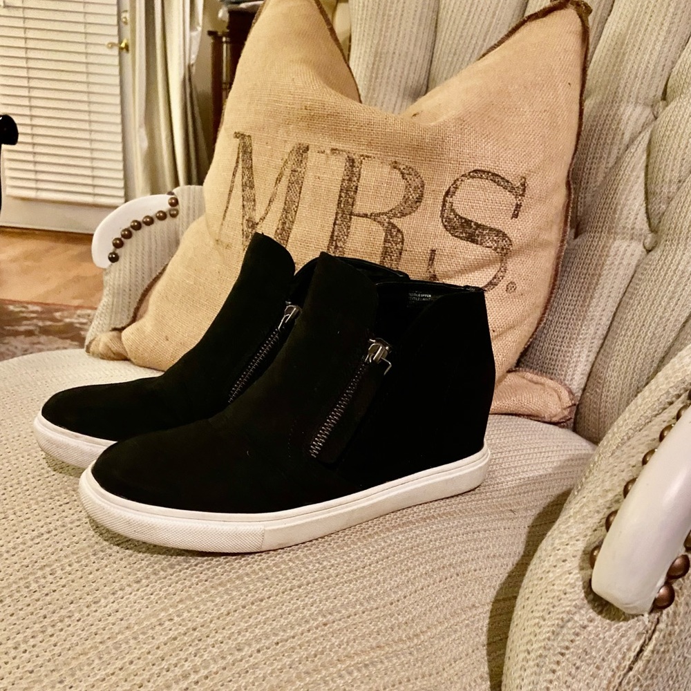 Black wedged sneakers